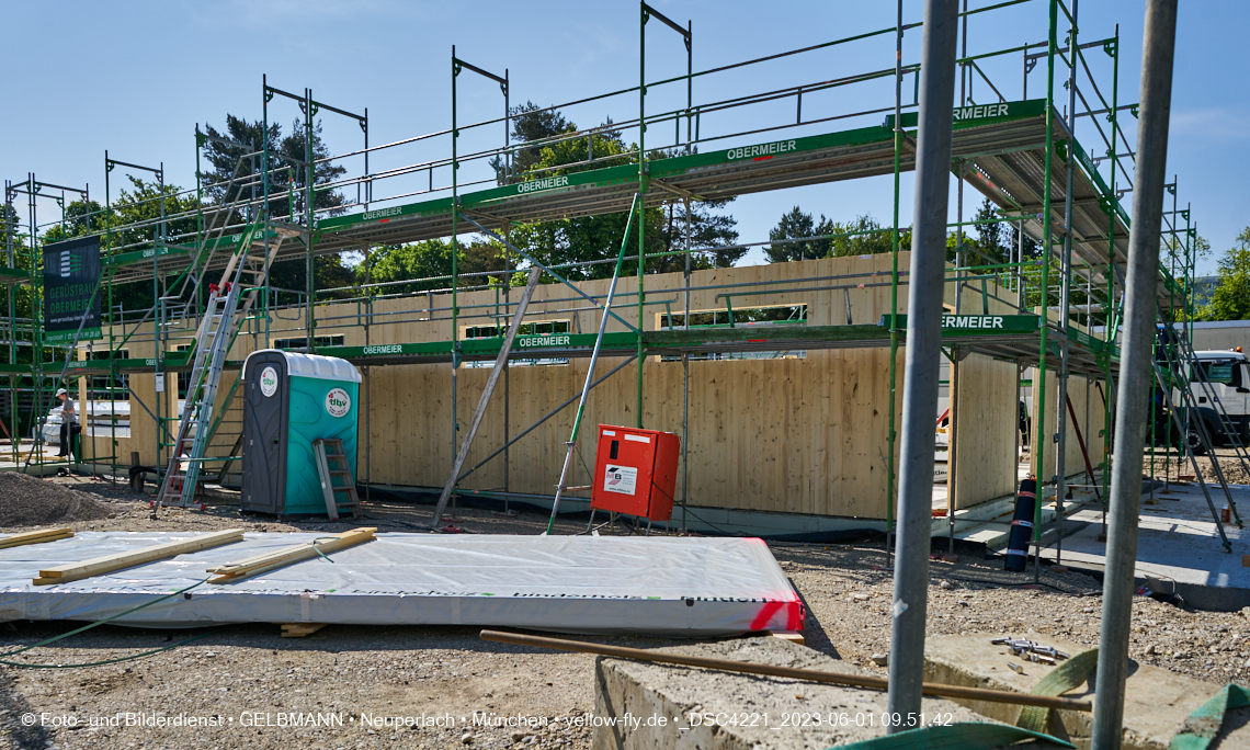 01.06.2023 - Neue Holzwände für das Haus für Kinder in Neuperlach in München